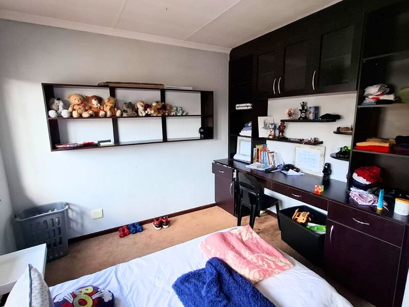 5-Bedroom, 3.5-Bathroom Family Home for Sale in Sumatra Estate, Midrand - Photo 6