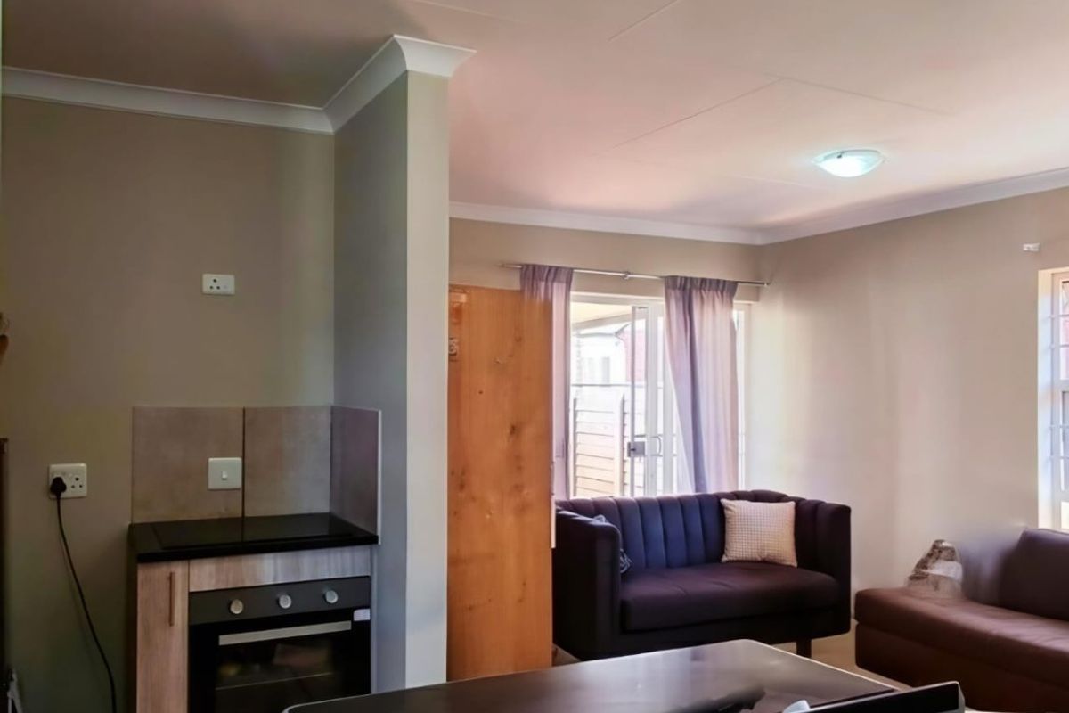 Freestanding 2-Bedroom Home in Prime Parkdene Location - Photo 4