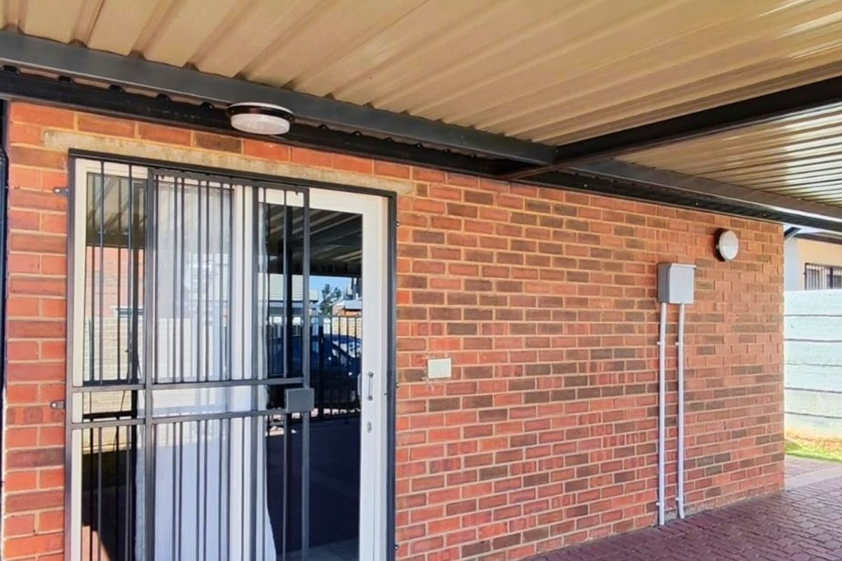 Freestanding 2-Bedroom Home in Prime Parkdene Location - Photo 2