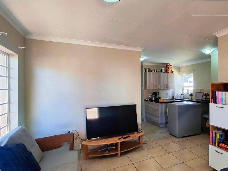 Freestanding 2-Bedroom Home in Prime Parkdene Location - Photo 6