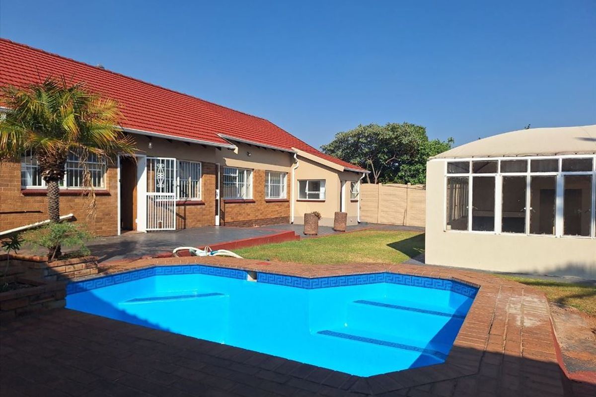 Well-Appointed 3-Bedroom Home with Pool and Ample Parking - Photo 3