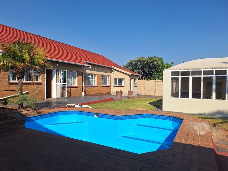 Well-Appointed 3-Bedroom Home with Pool and Ample Parking - Photo 3