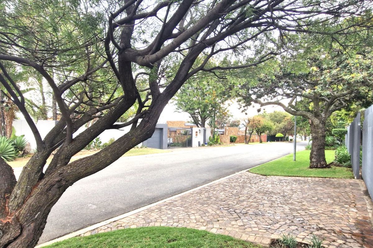 Stunning Spacious 3 Bedrooms 2 Bathrooms  Free-Standing Home with Pool & Solar Stunning Garden And Staff Quarters - Photo 4