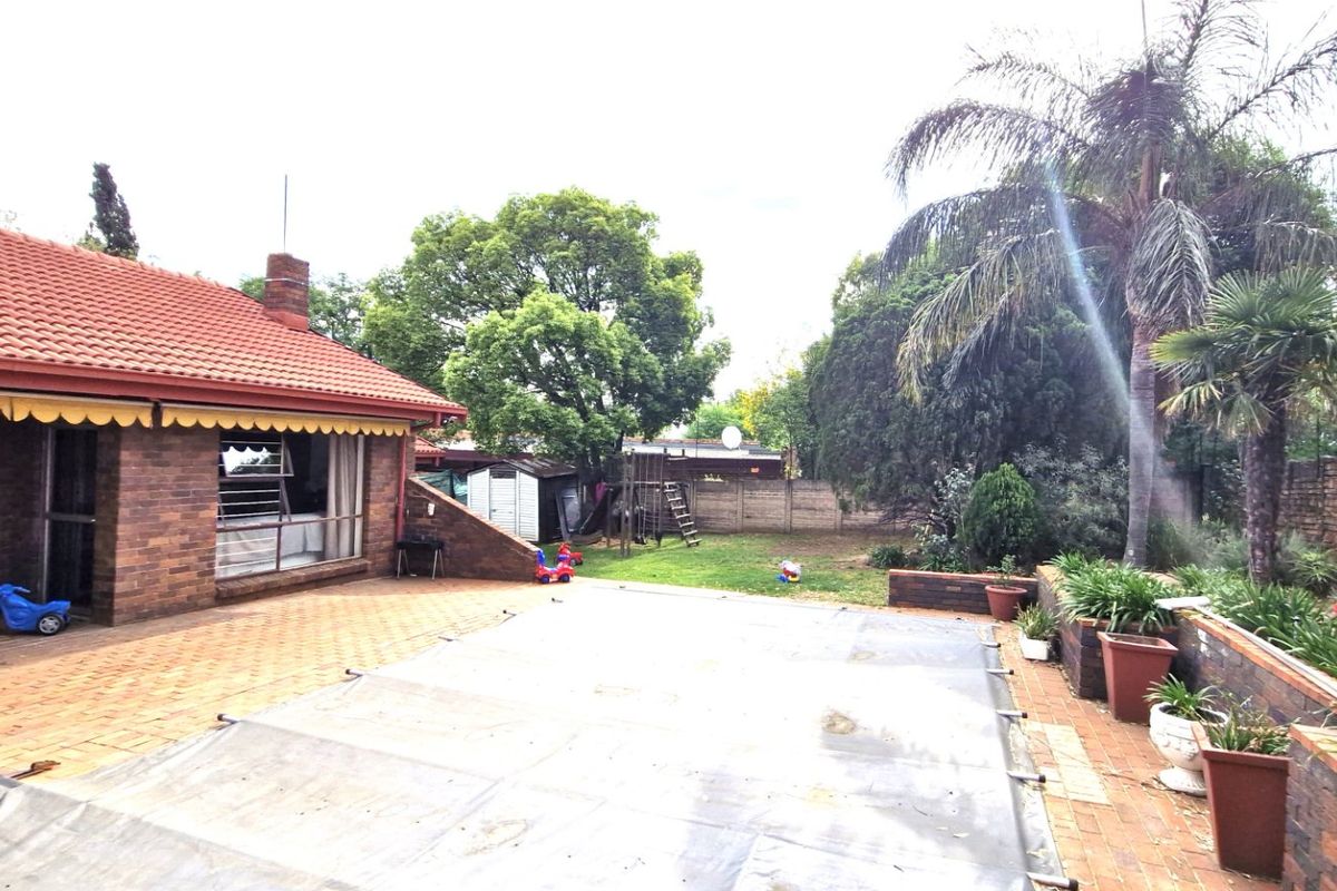 Stunning Spacious 3 Bedrooms 2 Bathrooms  Free-Standing Home with Pool & Solar Stunning Garden And Staff Quarters - Photo 2