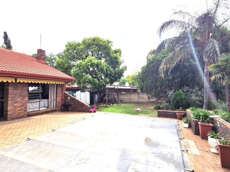 Stunning Spacious 3 Bedrooms 2 Bathrooms  Free-Standing Home with Pool & Solar Stunning Garden And Staff Quarters - Photo 2