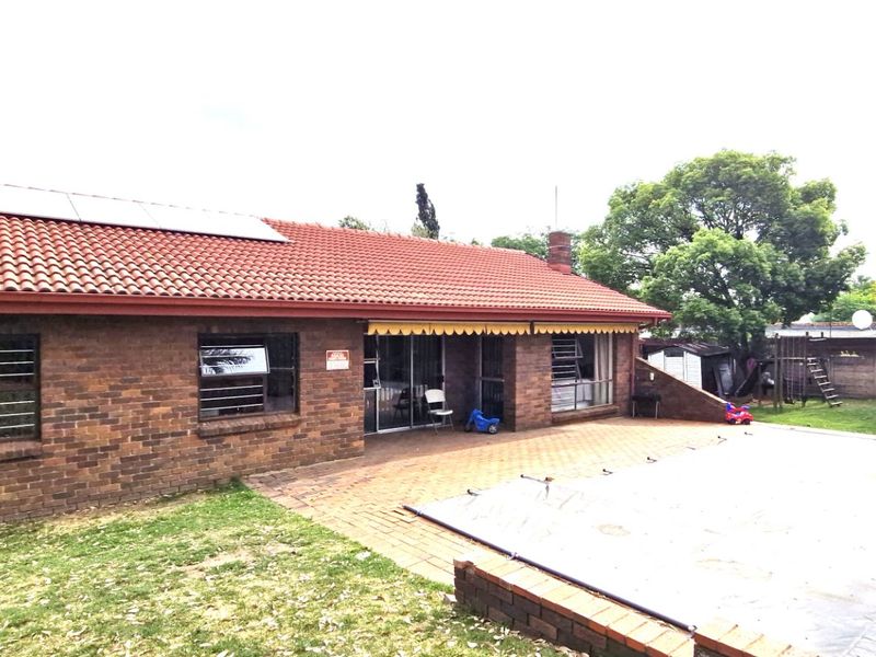 Stunning Spacious 3 Bedrooms 2 Bathrooms  Free-Standing Home with Pool & Solar Stunning Garden And Staff Quarters - Photo 9