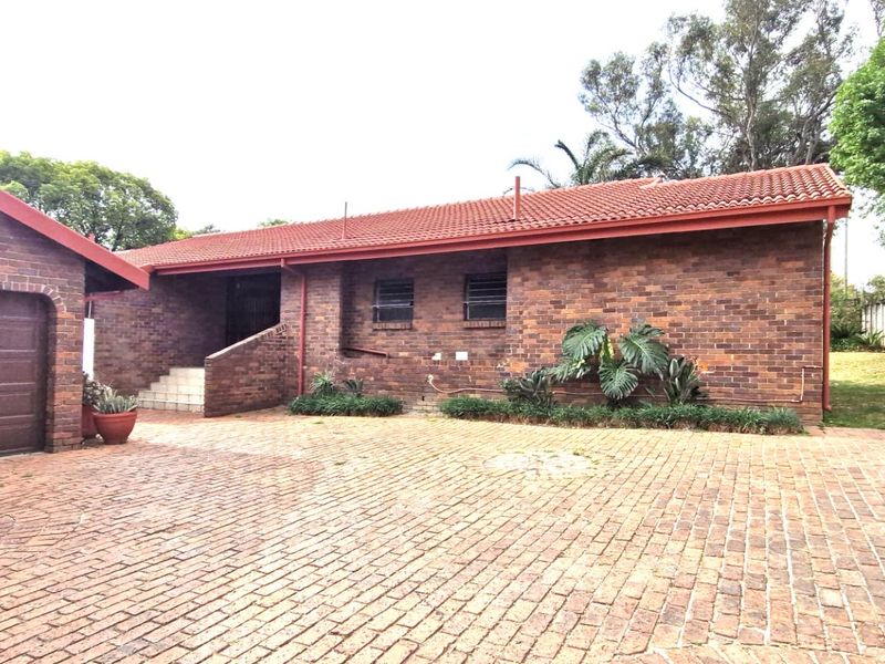 Stunning Spacious 3 Bedrooms 2 Bathrooms  Free-Standing Home with Pool & Solar Stunning Garden And Staff Quarters - Photo 6