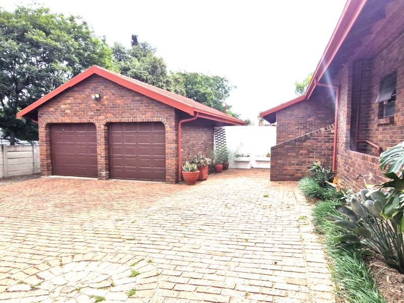 Stunning Spacious 3 Bedrooms 2 Bathrooms  Free-Standing Home with Pool & Solar Stunning Garden And Staff Quarters - Photo 10