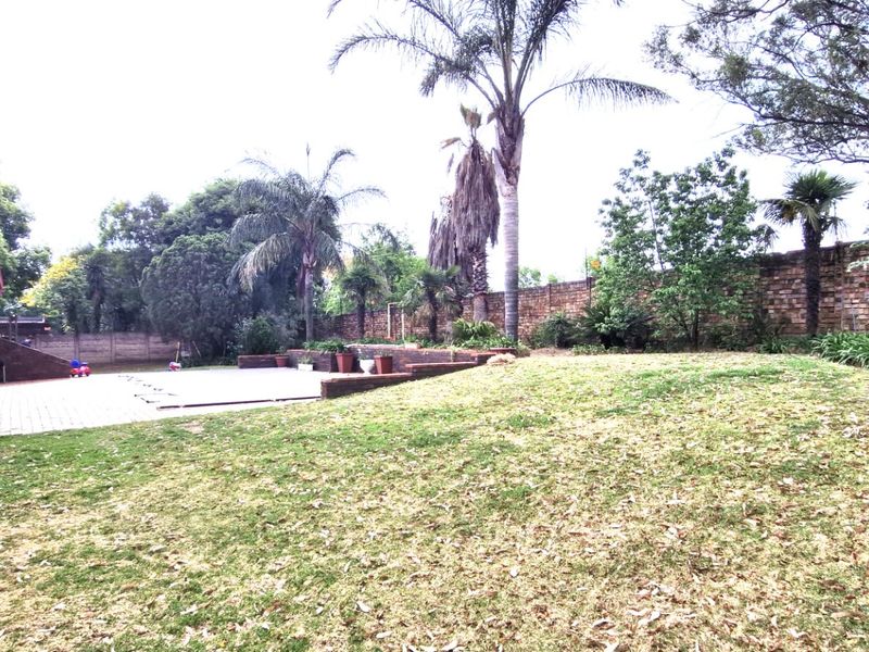 Stunning Spacious 3 Bedrooms 2 Bathrooms  Free-Standing Home with Pool & Solar Stunning Garden And Staff Quarters - Photo 7