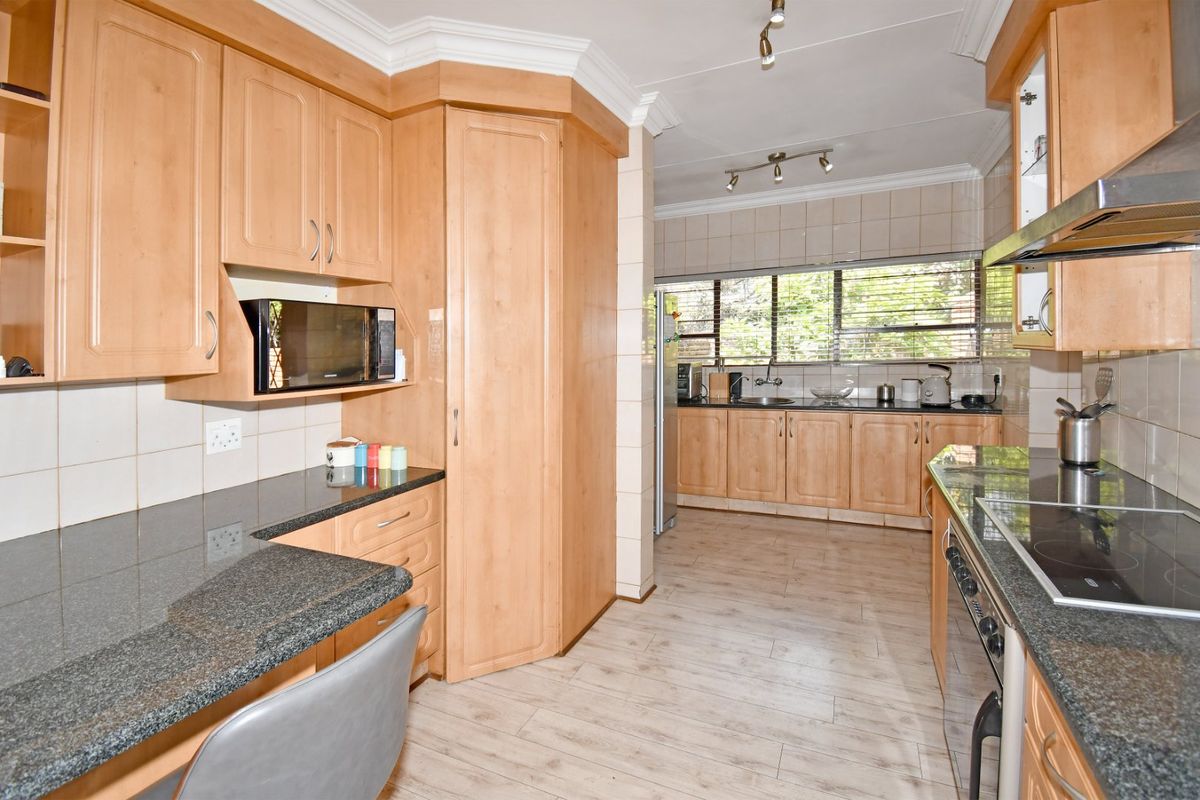 Home Business Potential, Separate Flatlet!  - Photo 3