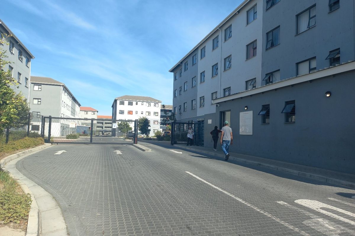 EXCLUSIVE MANDATE: Great investment oppertunity! 2 bedroom apartment near UWC AND CPUT and all amenities - Photo 2