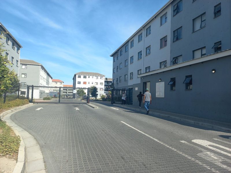 EXCLUSIVE MANDATE: Great investment oppertunity! 2 bedroom apartment near UWC AND CPUT and all amenities - Photo 2