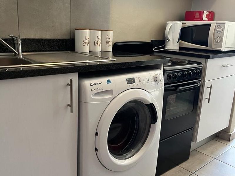 EXCLUSIVE MANDATE: Great investment oppertunity! 2 bedroom apartment near UWC AND CPUT and all amenities - Photo 3