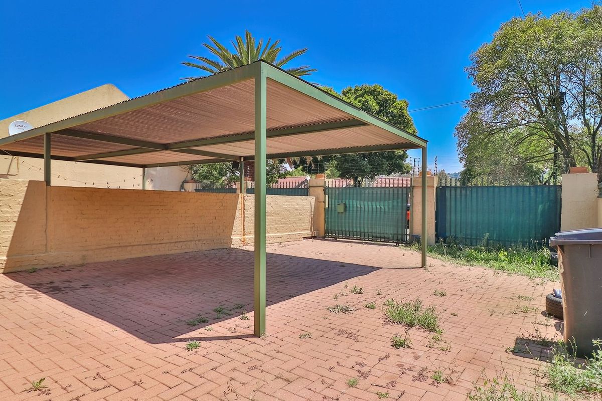 Dual-Income Opportunity with Lifestyle Appeal – 2 Semi-Detached Homes on One Stand. - Photo 5