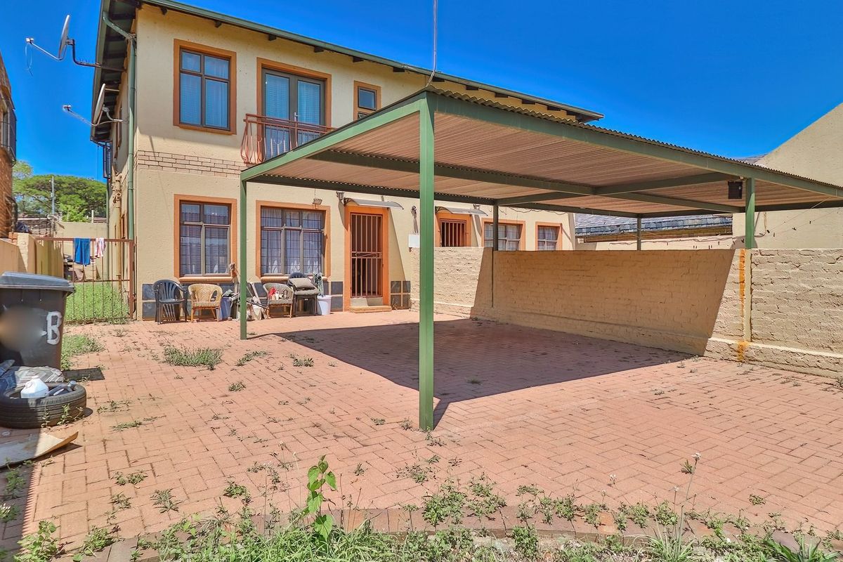 Dual-Income Opportunity with Lifestyle Appeal – 2 Semi-Detached Homes on One Stand. - Photo 4