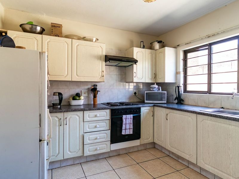 Dual-Income Opportunity with Lifestyle Appeal – 2 Semi-Detached Homes on One Stand. - Photo 10