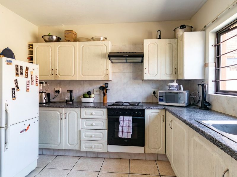 Dual-Income Opportunity with Lifestyle Appeal – 2 Semi-Detached Homes on One Stand. - Photo 9