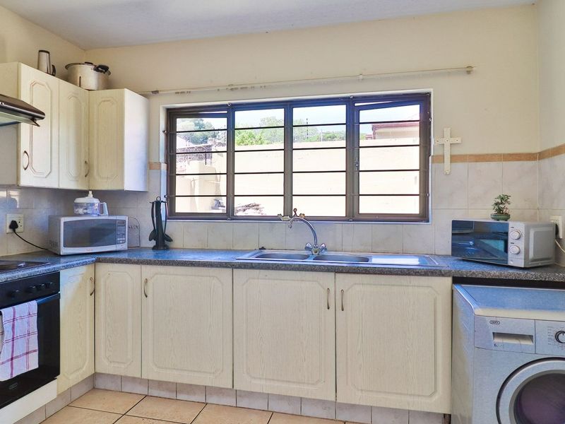 Dual-Income Opportunity with Lifestyle Appeal – 2 Semi-Detached Homes on One Stand. - Photo 8