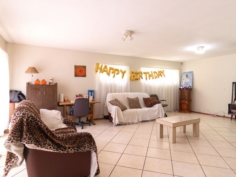 Dual-Income Opportunity with Lifestyle Appeal – 2 Semi-Detached Homes on One Stand. - Photo 7