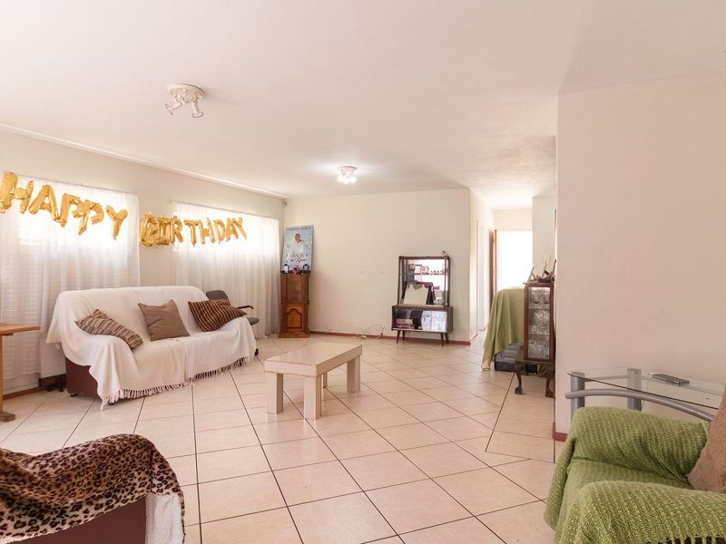 Dual-Income Opportunity with Lifestyle Appeal – 2 Semi-Detached Homes on One Stand. - Photo 6