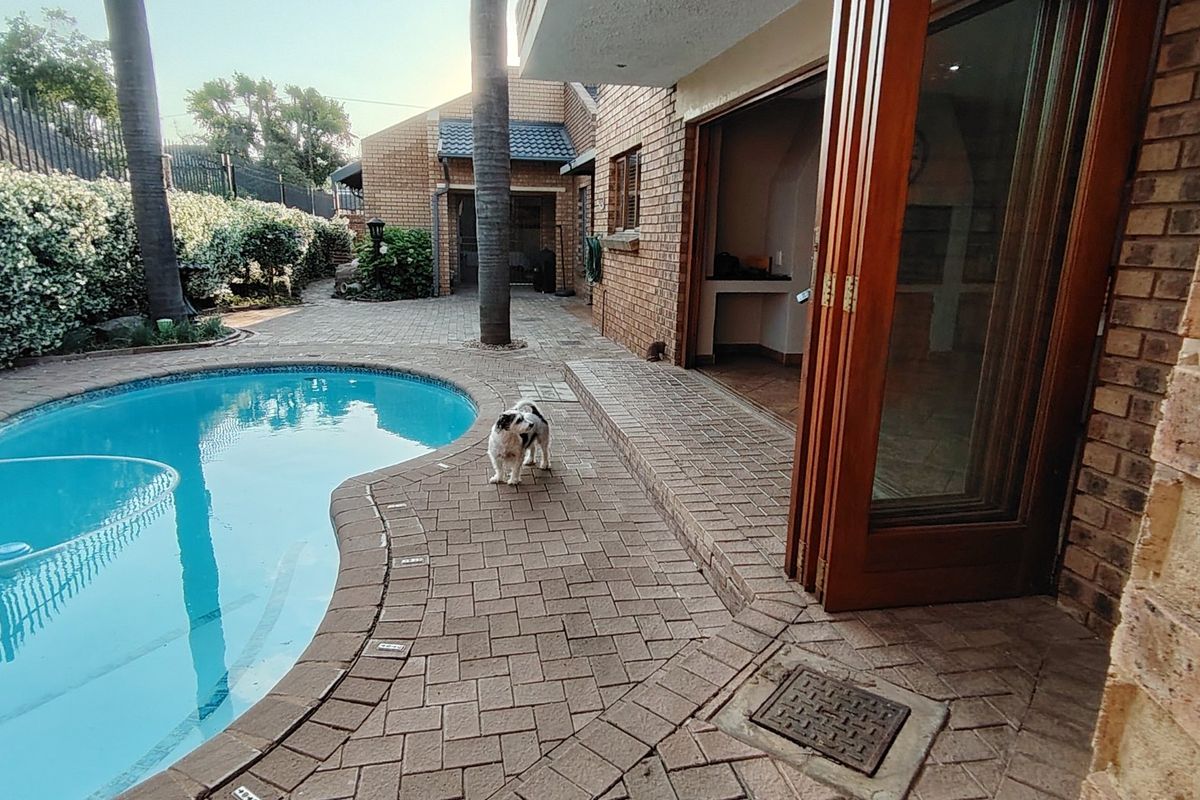 Open to Offers! Secure Living - Spacious 7 Bedroom Family Home including 2 Bedroom Flatlet: Eldoraigne Ext. 18 Security Village (Boomed-Off Area), Centurion.  - Photo 2