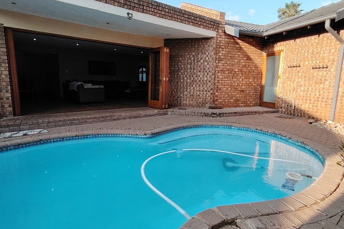 Open to Offers! Secure Living - Spacious 7 Bedroom Family Home including 2 Bedroom Flatlet: Eldoraigne Ext. 18 Security Village (Boomed-Off Area), Centurion.  - Photo 4