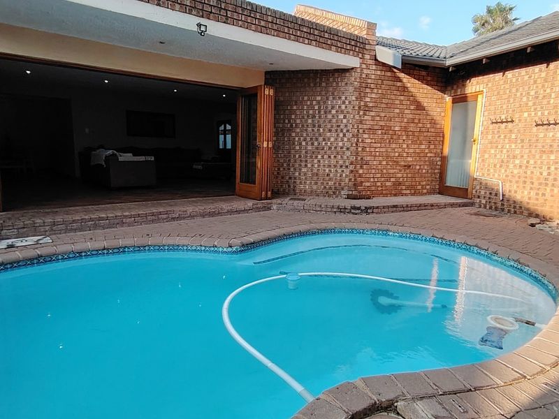 Open to Offers! Secure Living - Spacious 7 Bedroom Family Home including 2 Bedroom Flatlet: Eldoraigne Ext. 18 Security Village (Boomed-Off Area), Centurion.  - Photo 4