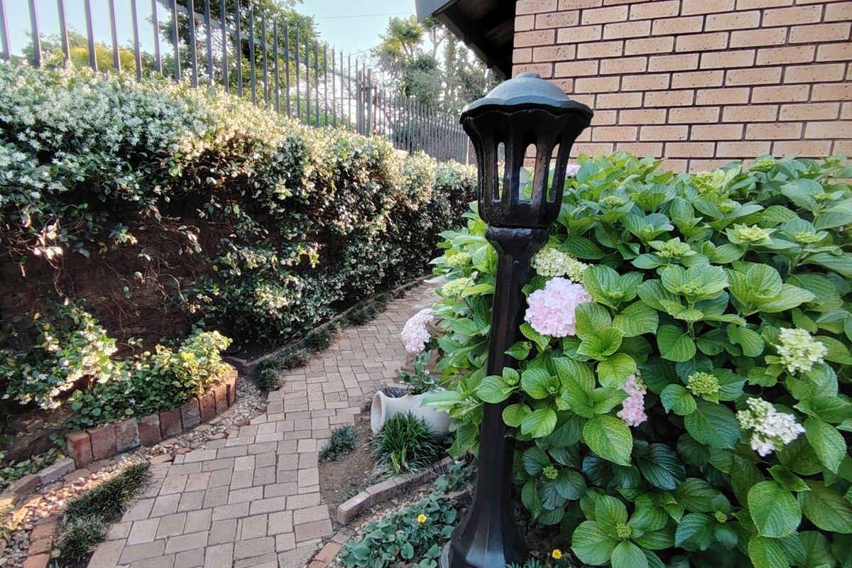 Open to Offers! Secure Living - Spacious 7 Bedroom Family Home including 2 Bedroom Flatlet: Eldoraigne Ext. 18 Security Village (Boomed-Off Area), Centurion.  - Photo 5