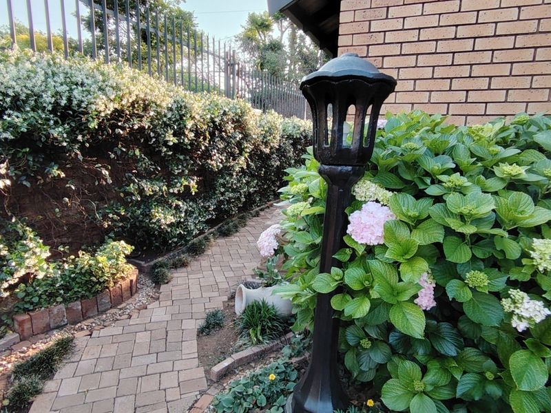 Open to Offers! Secure Living - Spacious 7 Bedroom Family Home including 2 Bedroom Flatlet: Eldoraigne Ext. 18 Security Village (Boomed-Off Area), Centurion.  - Photo 5