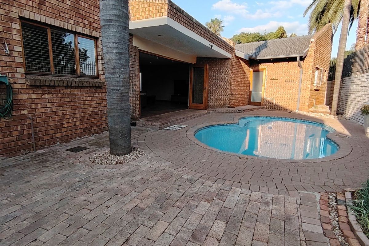 Open to Offers! Secure Living - Spacious 7 Bedroom Family Home including 2 Bedroom Flatlet: Eldoraigne Ext. 18 Security Village (Boomed-Off Area), Centurion.  - Photo 3
