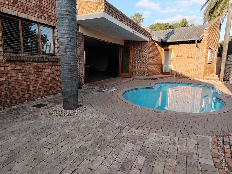 Open to Offers! Secure Living - Spacious 7 Bedroom Family Home including 2 Bedroom Flatlet: Eldoraigne Ext. 18 Security Village (Boomed-Off Area), Centurion.  - Photo 3