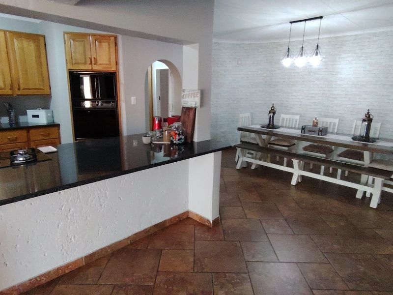 Open to Offers! Secure Living - Spacious 7 Bedroom Family Home including 2 Bedroom Flatlet: Eldoraigne Ext. 18 Security Village (Boomed-Off Area), Centurion.  - Photo 10