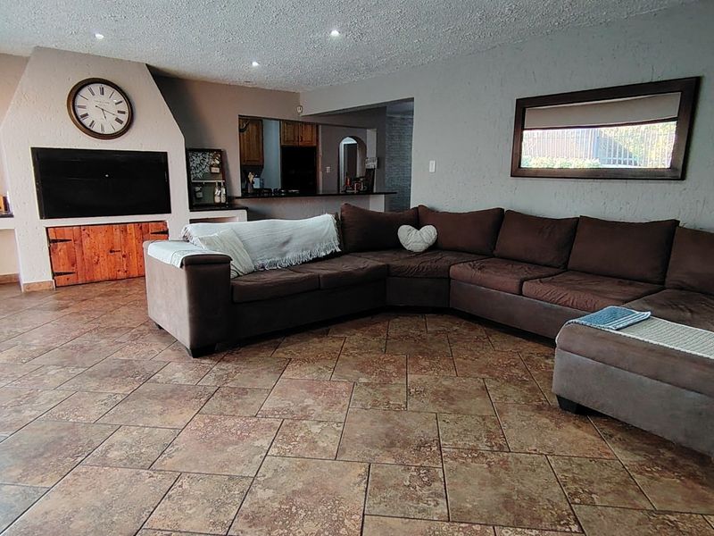 Open to Offers! Secure Living - Spacious 7 Bedroom Family Home including 2 Bedroom Flatlet: Eldoraigne Ext. 18 Security Village (Boomed-Off Area), Centurion.  - Photo 9