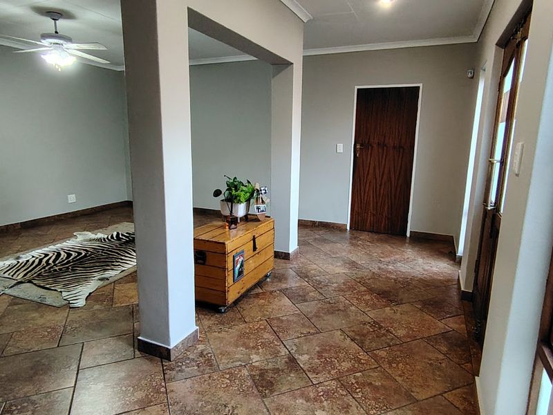 Open to Offers! Secure Living - Spacious 7 Bedroom Family Home including 2 Bedroom Flatlet: Eldoraigne Ext. 18 Security Village (Boomed-Off Area), Centurion.  - Photo 8