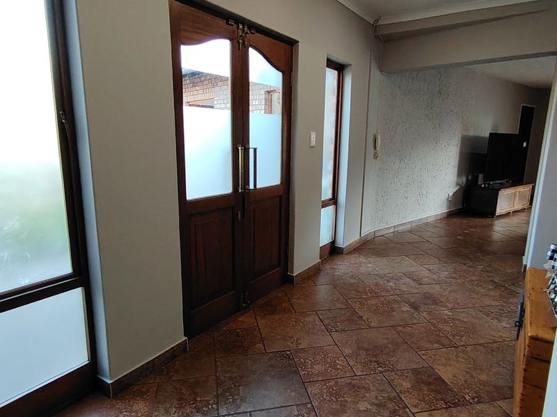 Open to Offers! Secure Living - Spacious 7 Bedroom Family Home including 2 Bedroom Flatlet: Eldoraigne Ext. 18 Security Village (Boomed-Off Area), Centurion.  - Photo 7