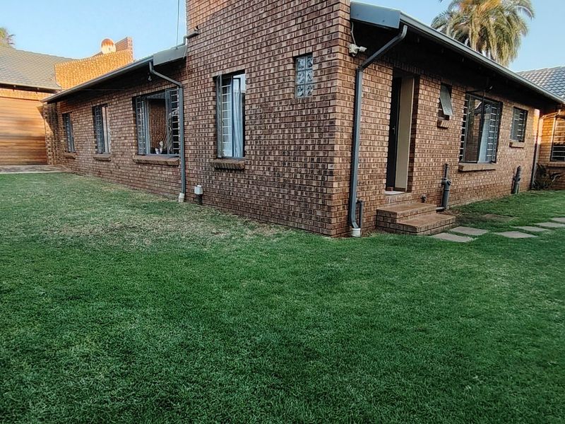 Open to Offers! Secure Living - Spacious 7 Bedroom Family Home including 2 Bedroom Flatlet: Eldoraigne Ext. 18 Security Village (Boomed-Off Area), Centurion.  - Photo 6