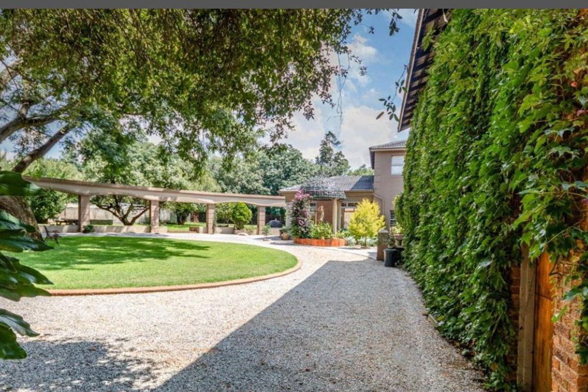 BEAUTIFUL OFF-THE-GRID GUESTHOUSE WITH LOTS OF POTENTIAL – Benoni Small Farms - Photo 4