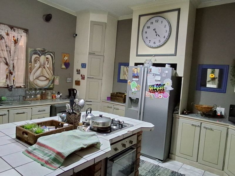 SPACIOUS 3 BED HOUSE FOR SALE - Photo 9