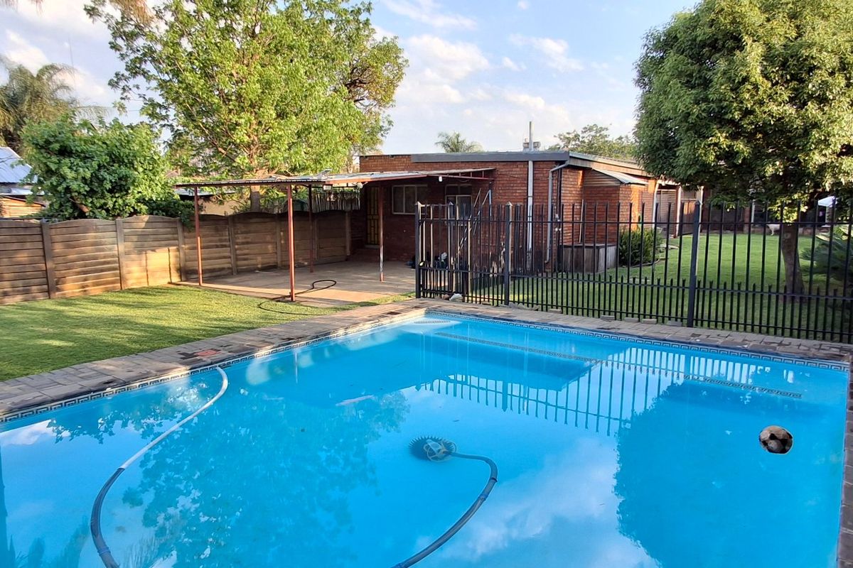 SPACIOUS 3 BED HOUSE FOR SALE - Photo 2