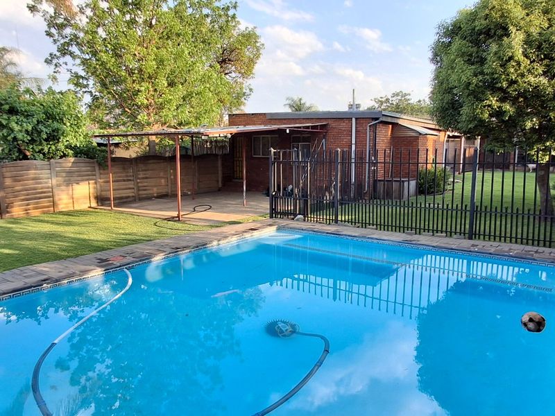 SPACIOUS 3 BED HOUSE FOR SALE - Photo 2