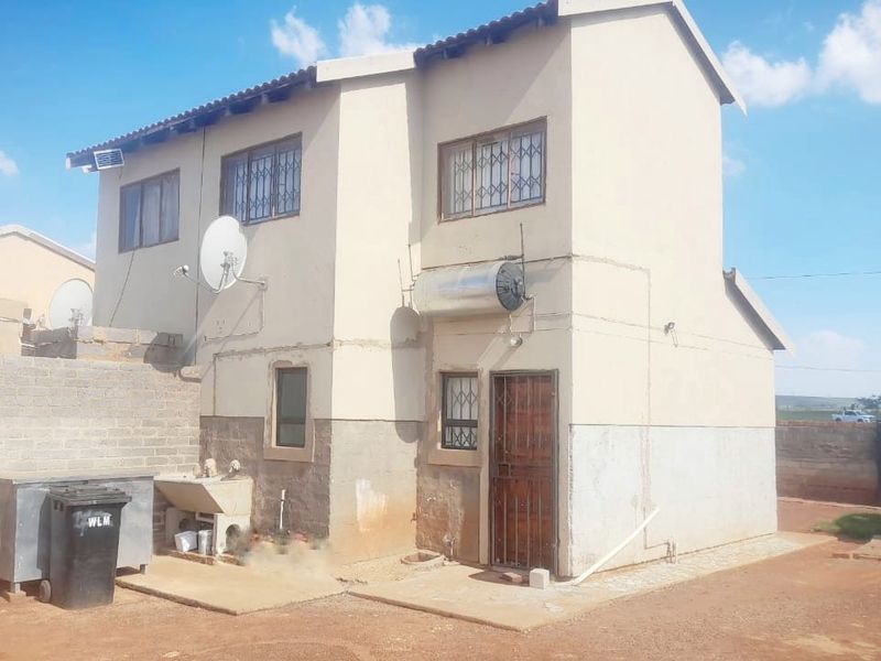 Charming 2-bedroom property in Borwa, Westonaria - Photo 2