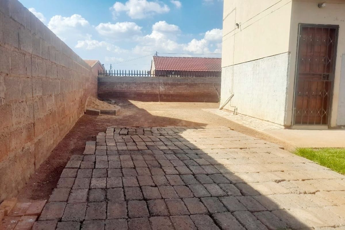 Charming 2-bedroom property in Borwa, Westonaria - Photo 5