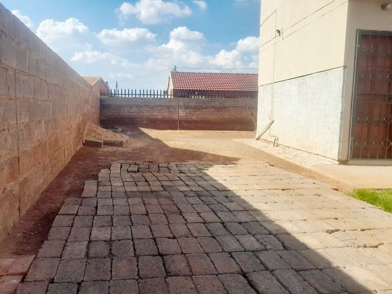 Charming 2-bedroom property in Borwa, Westonaria - Photo 5