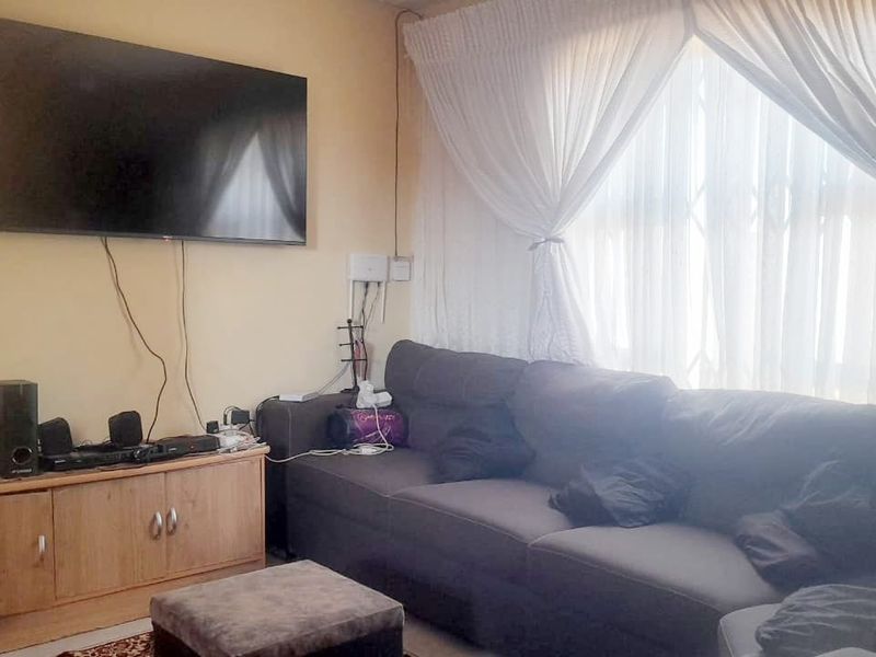 Charming 2-bedroom property in Borwa, Westonaria - Photo 10