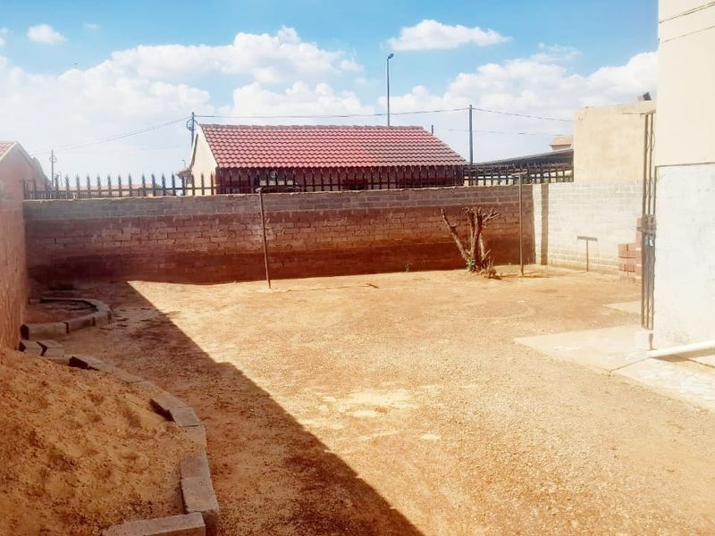 Charming 2-bedroom property in Borwa, Westonaria - Photo 7