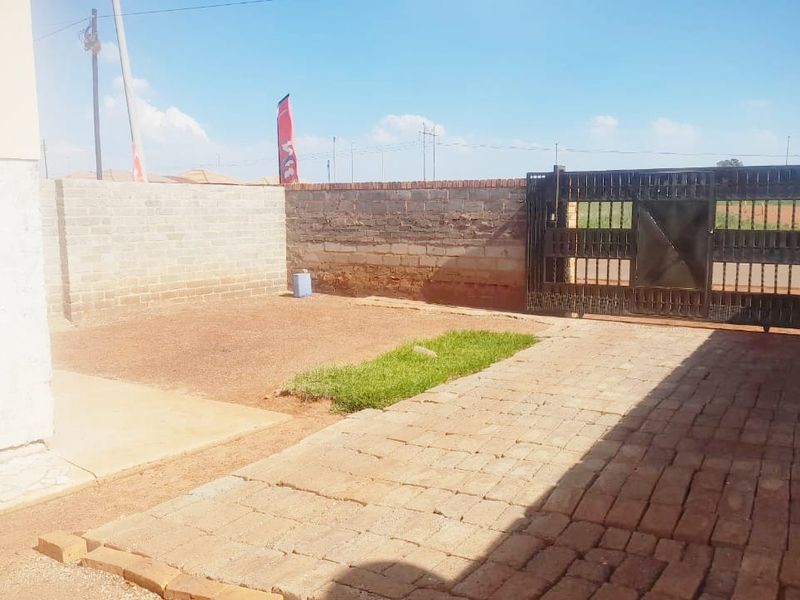 Charming 2-bedroom property in Borwa, Westonaria - Photo 6