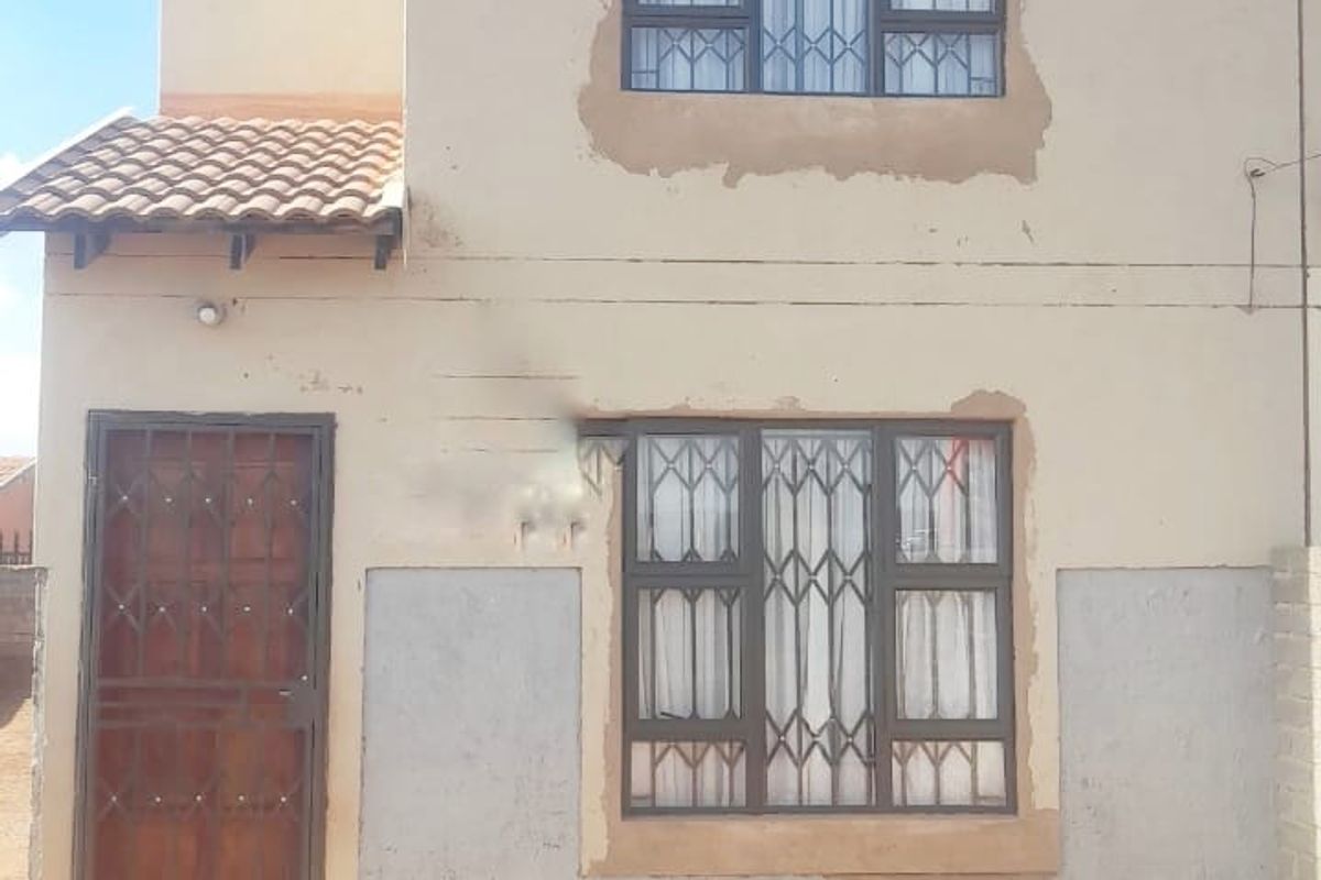 Charming 2-bedroom property in Borwa, Westonaria - Photo 3