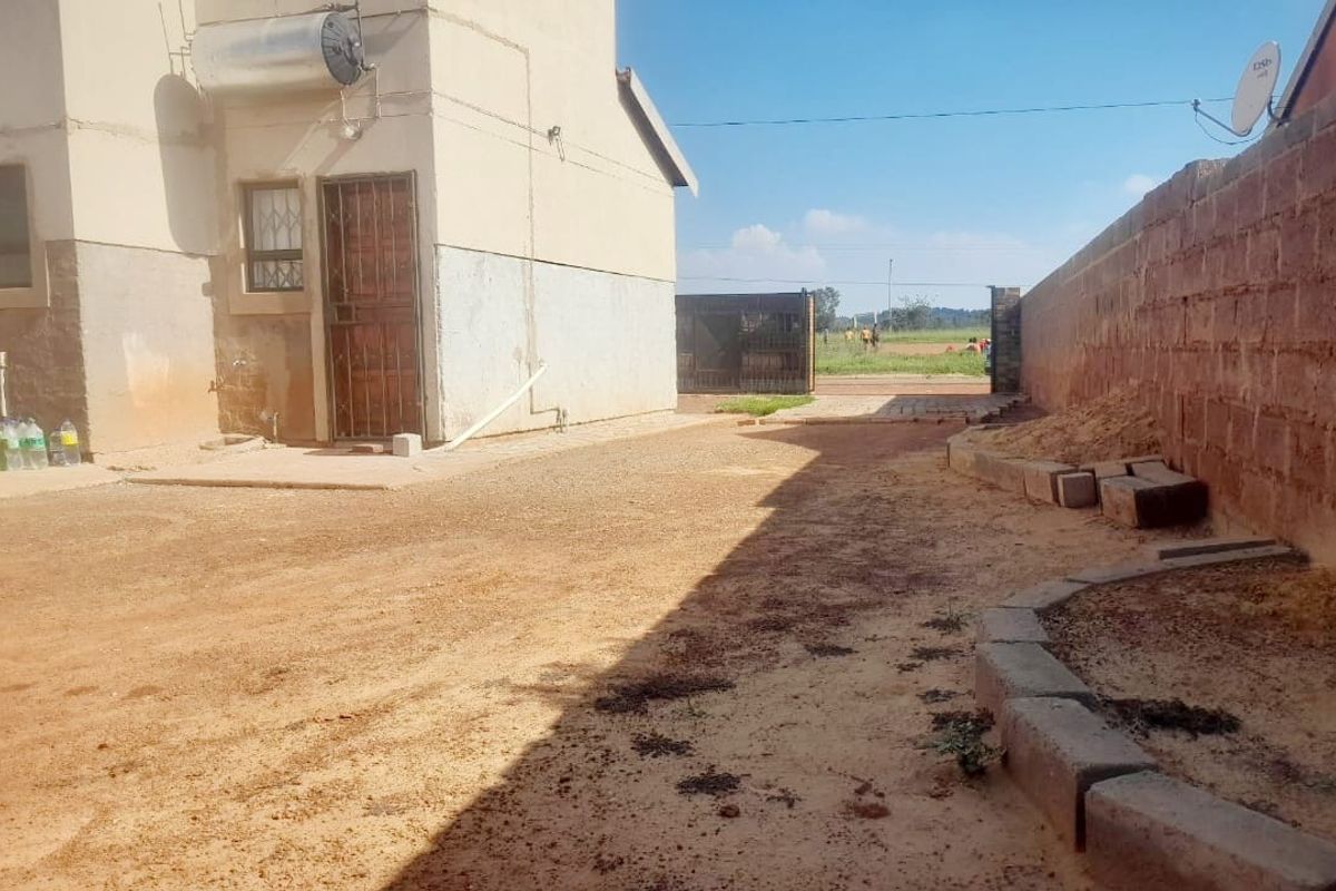 Charming 2-bedroom property in Borwa, Westonaria - Photo 4