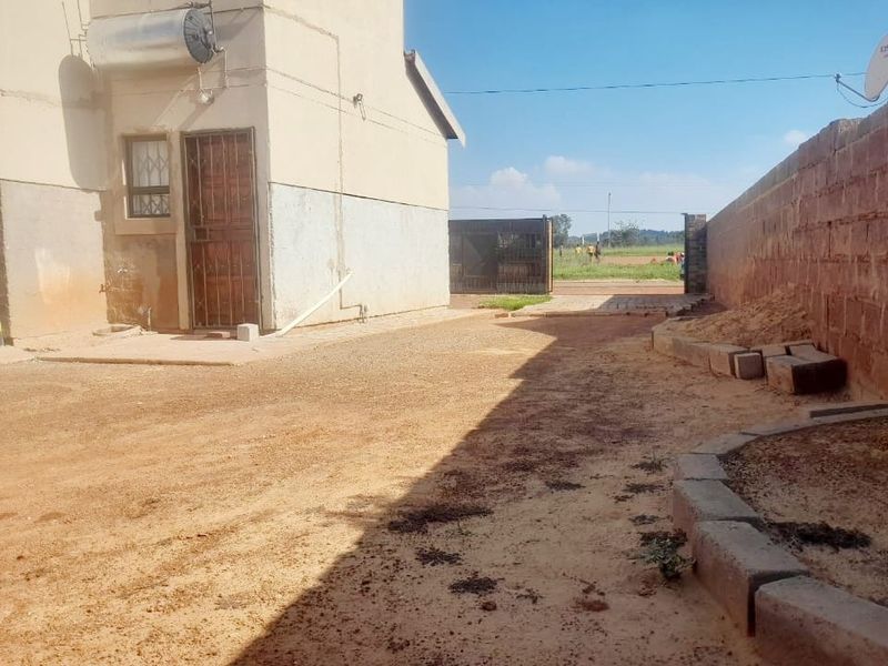 Charming 2-bedroom property in Borwa, Westonaria - Photo 4