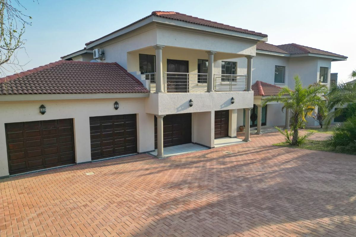 IF SPACE AND SECURITY IS WHAT YOU WANT, THEN LOOK NO FURTHER ! FAMILY HAVEN IN  PRESTIGIOUS SUMMERSET EASTATE - Photo 2